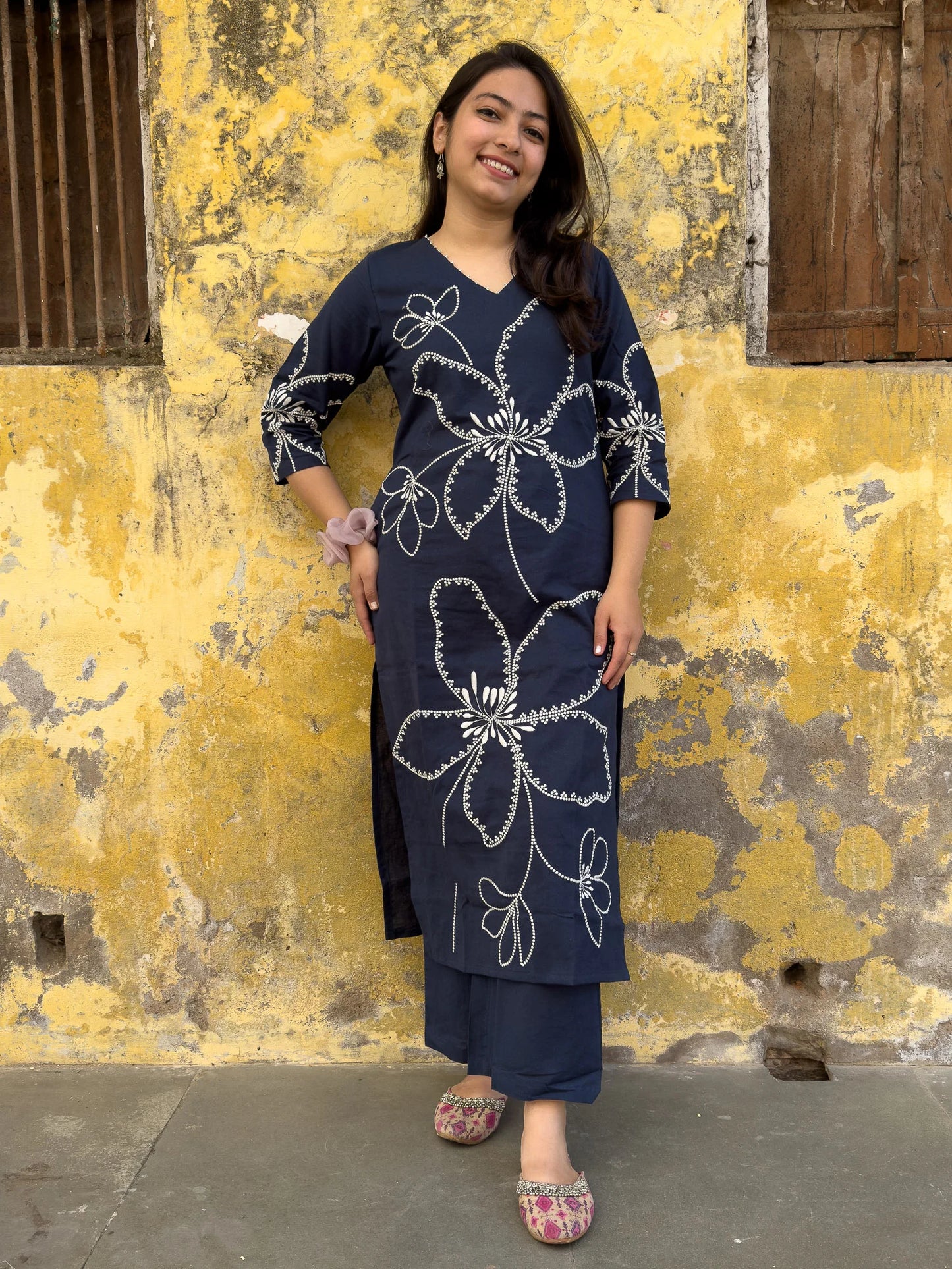 Roslic™ V-neck flower embroidery long kurta with straight pants