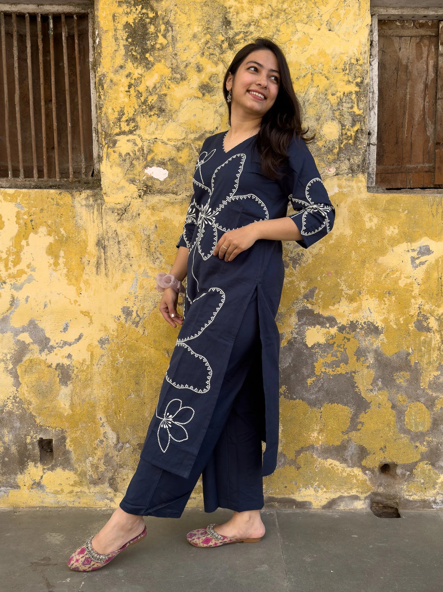 Roslic™ V-neck flower embroidery long kurta with straight pants