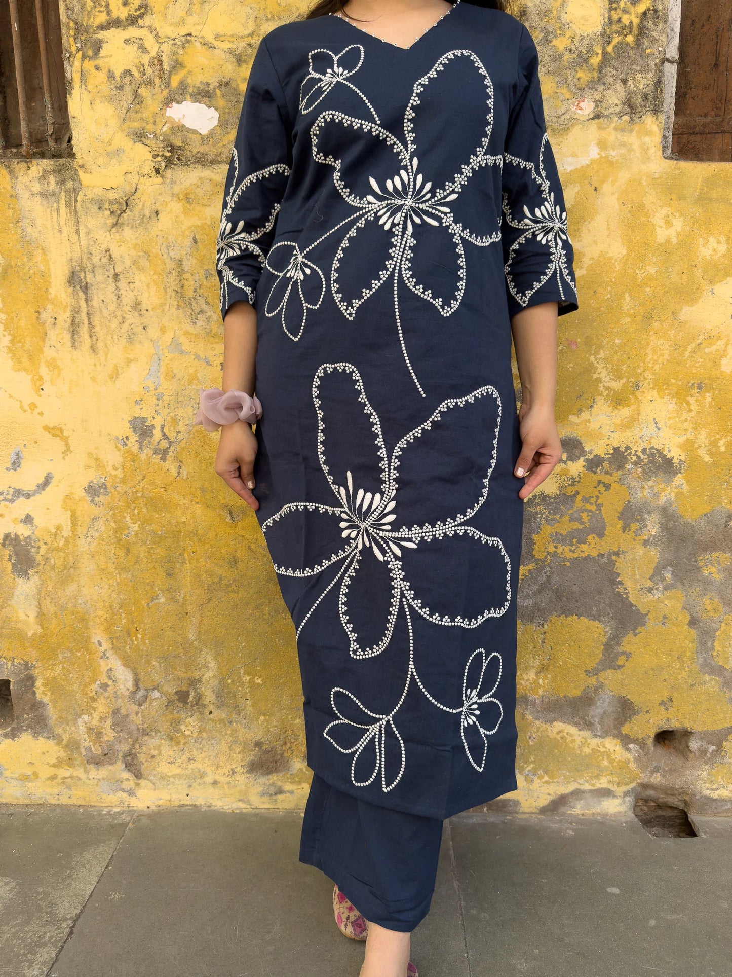 Roslic™ V-neck flower embroidery long kurta with straight pants