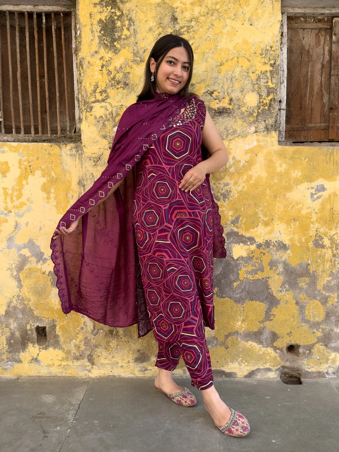 Roslic™Sleeveless Suit with Print & Mirrorwork