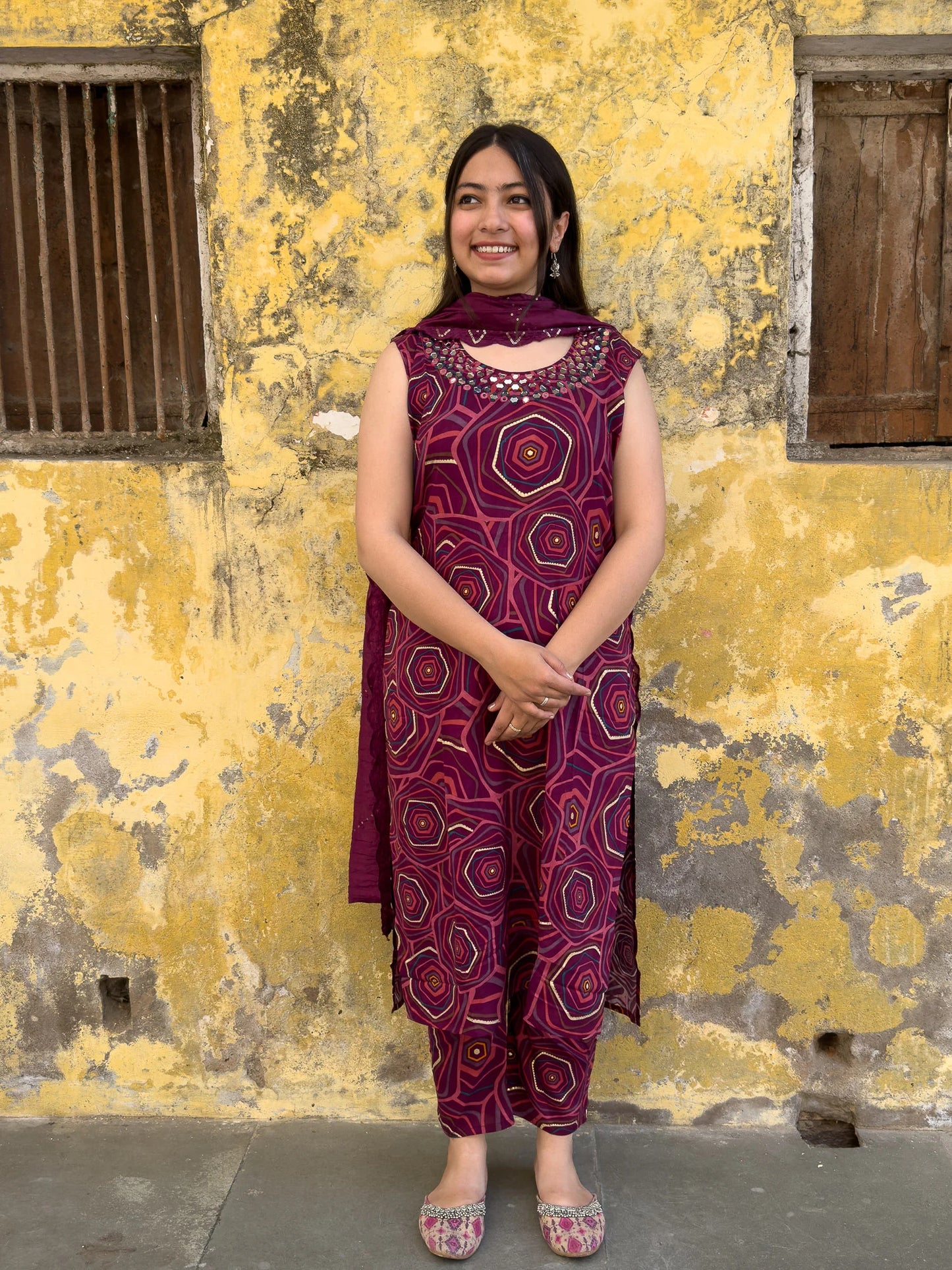 Roslic™Sleeveless Suit with Print & Mirrorwork