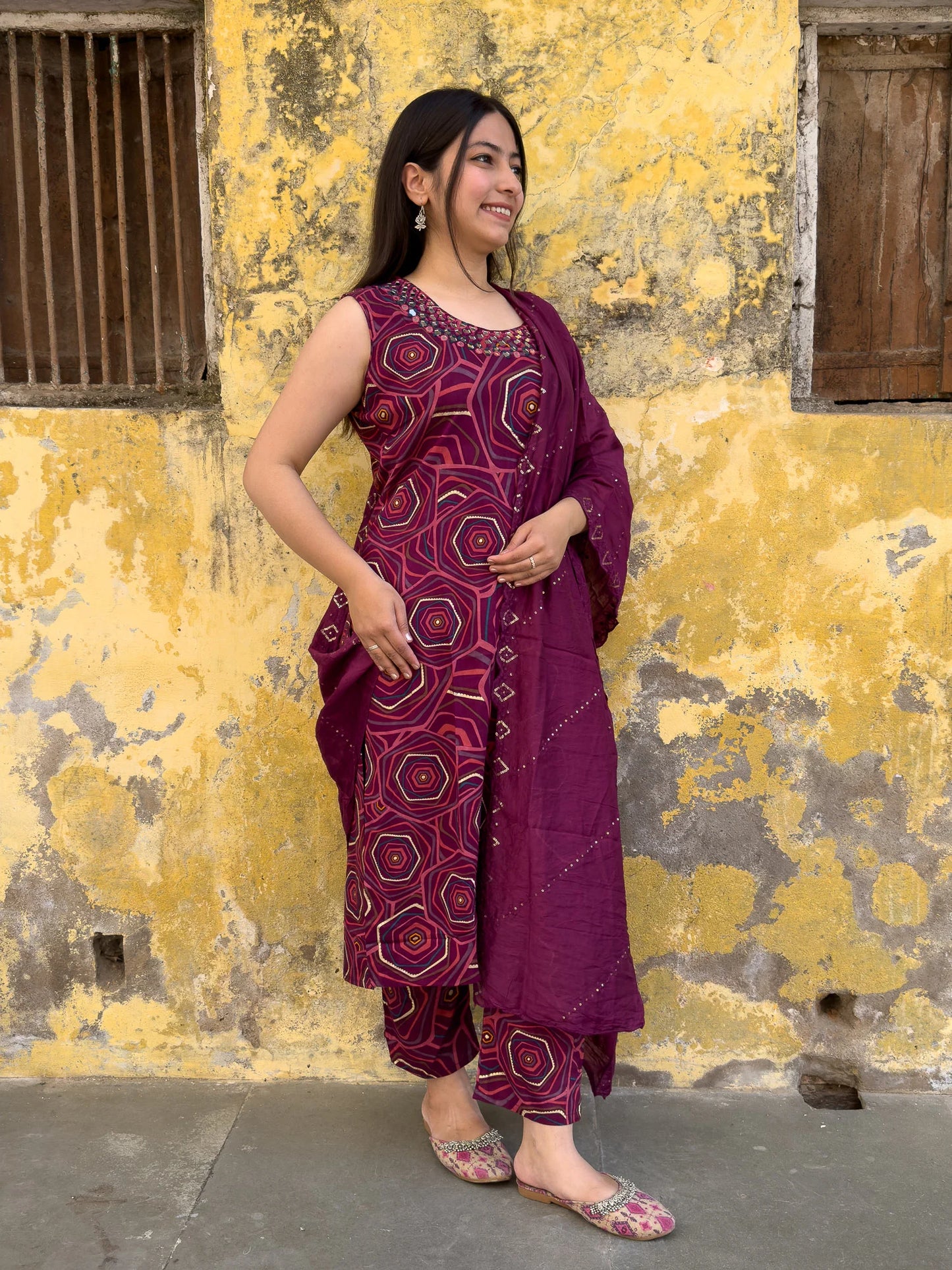 Roslic™Sleeveless Suit with Print & Mirrorwork